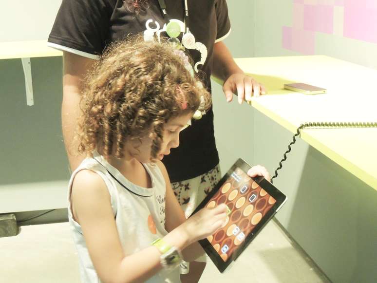 Criança brinca com tablet durante o primeiro Brazilian International Game Festival