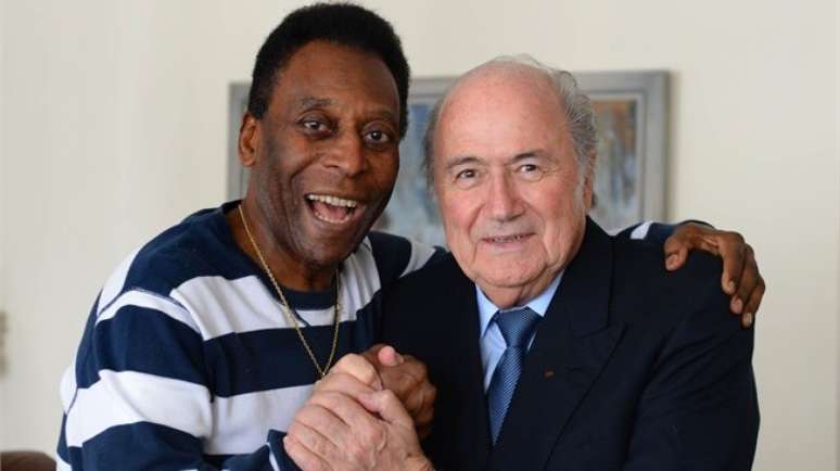No Brasil para o sorteio da Copa das Confederações, Blatter visitou Pelé, que foi recentemente operado