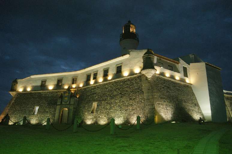 Instalado no Forte de Santo Antônio da Barra, o Farol completa 173 anos no próximo domingo
