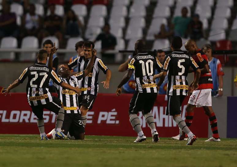 O Botafogo saiu na frente no marcador com Sassá, logo aos 5min de jogo