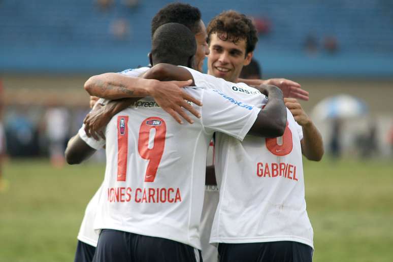 O Bahia não precisou fazer um jogo brilhante, mas derrotou o Atlético-GO neste domingo por 1 a 0 e garantiu a permanência na primeira divisão do Campeonato Brasileiro