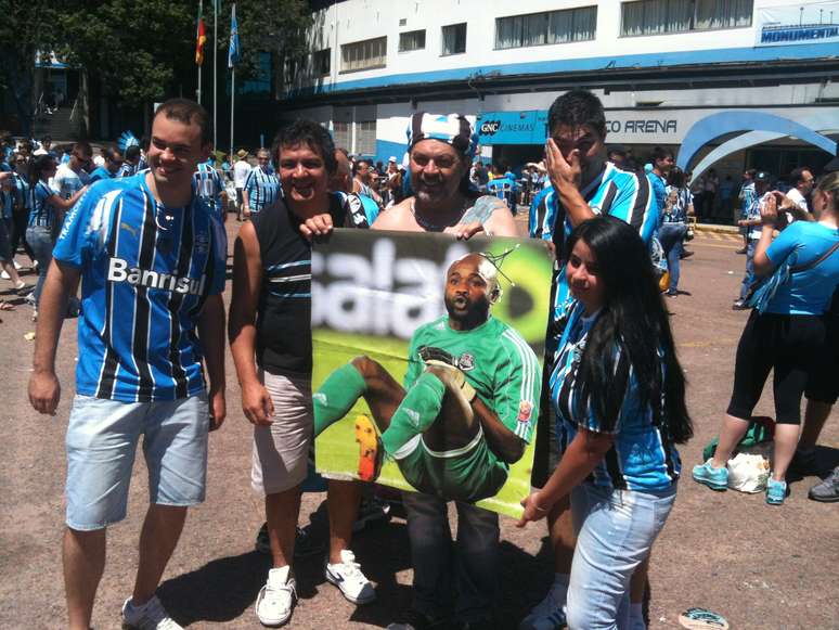 Gremistas relembram eliminação do Inter no Mundial de 2010 e provocam com cartaz do goleiro Kidiaba&nbsp;