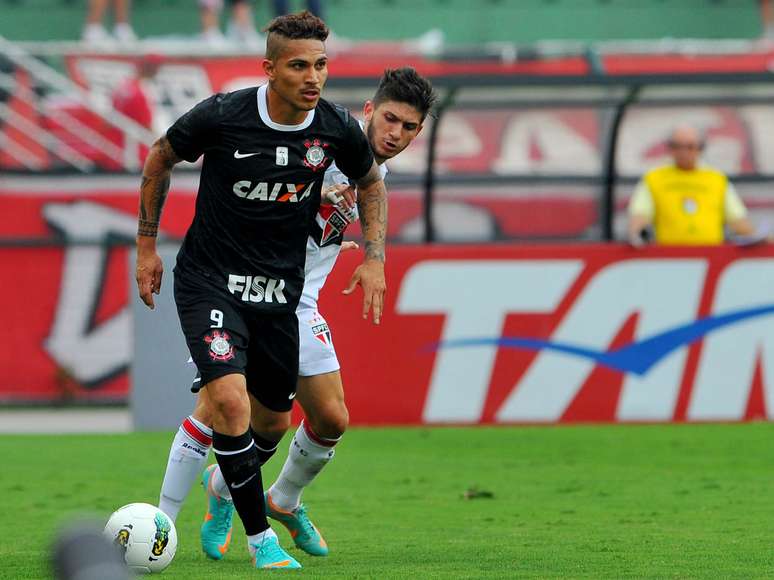 Guerrero abriu o placar para o Corinthians, contra o São Paulo, mas deixou gramado do Pacaembu machucado