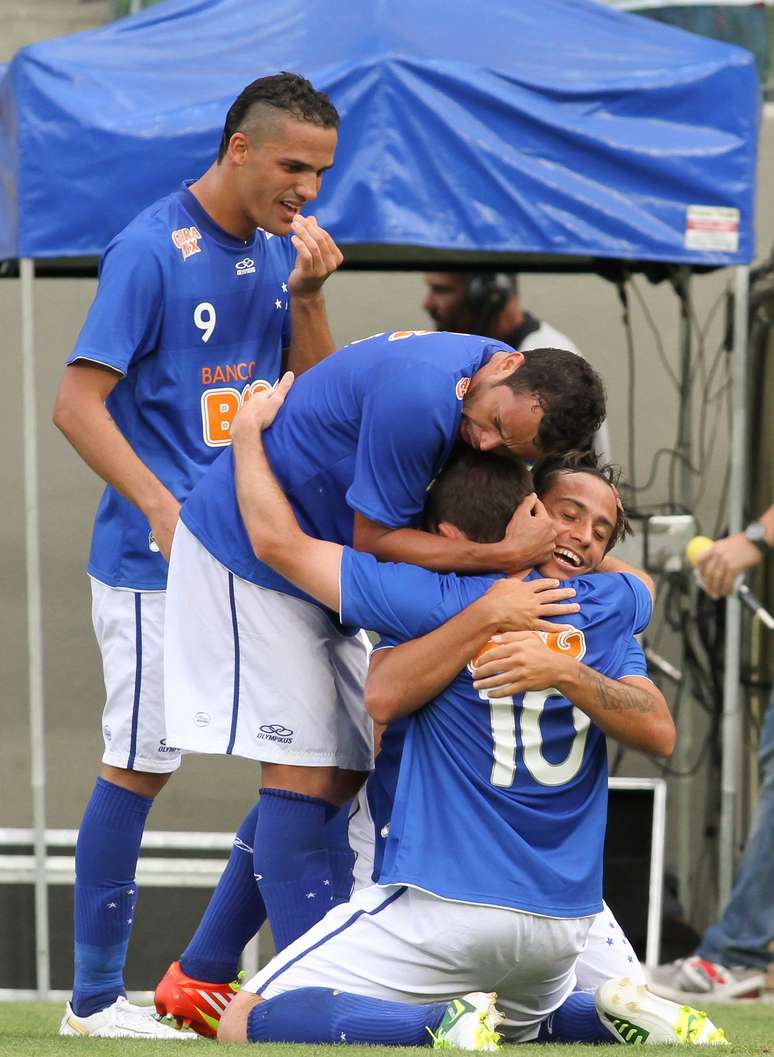 Para Celso Roth, Cruzeiro foi superior ao rival e merecia vitória no clássico