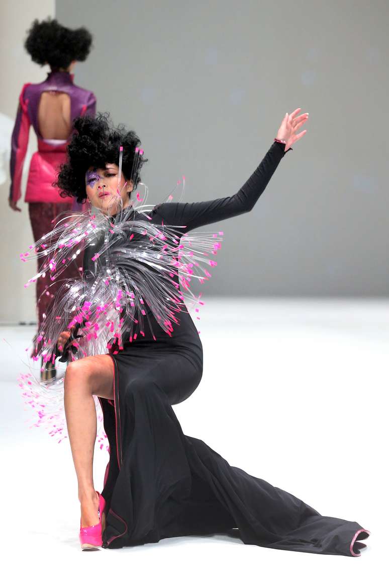Foi o caso do desfile do estilista Julien Fournie, em Singapura, na última semana. A modelo caiu deitada na passarela