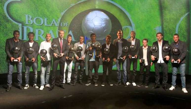 Além de melhor jogador do Brasileiro, meia Ronaldinho também conquistou Bola de Prata