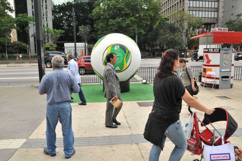 Modelo gigante da Cafusa, bola oficial da Copa das Confederações 2013, é exposta em São Paulo nesta segunda-feira