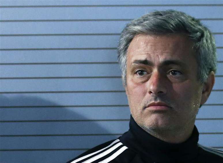 Técnico do Real Madrid, José Mourinho, na saída da coletiva de imprensa em Madri. Mourinho recusou-se a comentar nesta segunda-feira sobre a especulação na mídia a respeito de seu futuro como técnico do Real Madrid. 02/12/2012