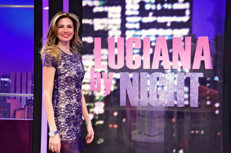 A apresentadora comanda o talk show 'Luciana By Nigth'