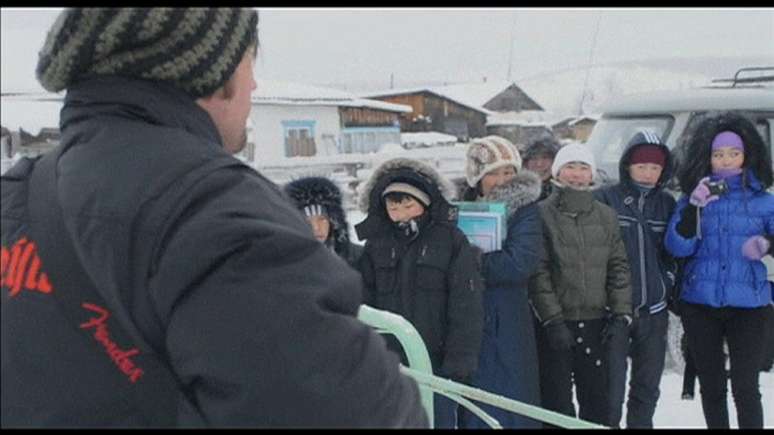 O cantor britânico Charlie Simpson ganhou um registro no livro Guinness com a apresentação musical mais fria do mundo. Simpson, líder da banda Fighstar, se apresentou por 15 minutos na cidade russa de Oymyakon, na Sibéria, a uma temperatura de -30º Celsius