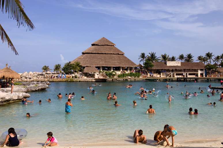 Legenda: Construído ao redor de um antigo porto maia, o parque Xcaret oferece inúmeras atrações aos visitantes, desde mergulhos em rios subterrâneos até relaxantes banhos de mar em belas praias e lagoas