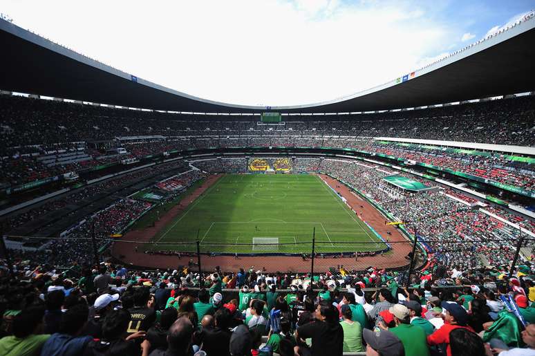 Com capacidade para 105 mil pessoas, o maior estádio do México foi inaugurado em 1968 para receber os jogos da Copa do Mundo de 1970. Ali, Pelé e a seleção brasileira encantaram o mundo ao conquistar o tricampeonato na competição. Dezesseis anos depois, os deuses do futebol quiseram que o mesmo raio caísse duas vezes no mesmo lugar, e foi no Azteca que Diego Armando Maradona comandou a seleção argentina na conquista do mundial de 1986