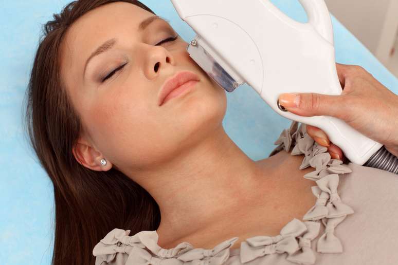 Ideal para o clareamento das manchas provocadas pelos raios de sol nas áreas do rosto, braço, pescoço e colo, laser limelight também estimula o colágeno 