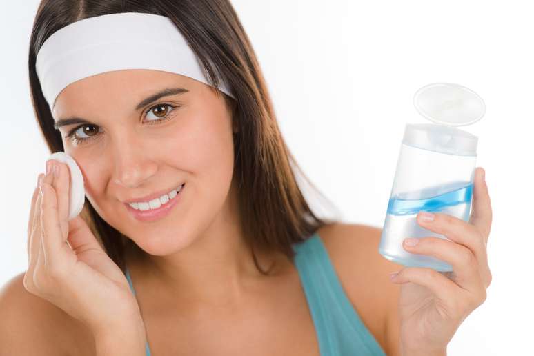 Além de usar filtro solar, aplicar adstringentes sem álcool ajuda a fechar os poros e equilibrar o pH cutâneo