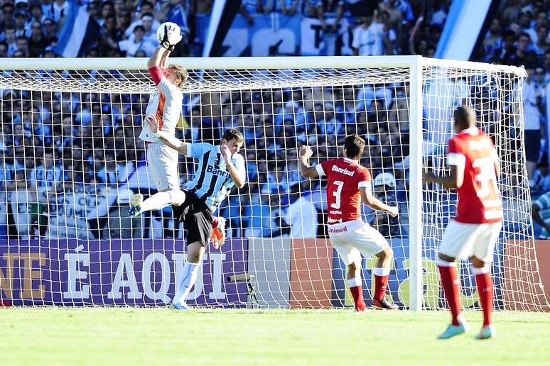 Sem muito espaço no Inter, goleiro Renan deixa o clube colorado para assinar com o Goiás