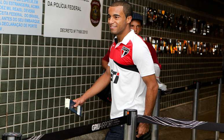 Sem muita euforia no aeroporto, a delegação do São Paulo embarcou na manhã desta terça-feira rumo a Buenos Aires, na Argentina, para a primeira partida da decisão da Sul-Americana, contra o Tigre