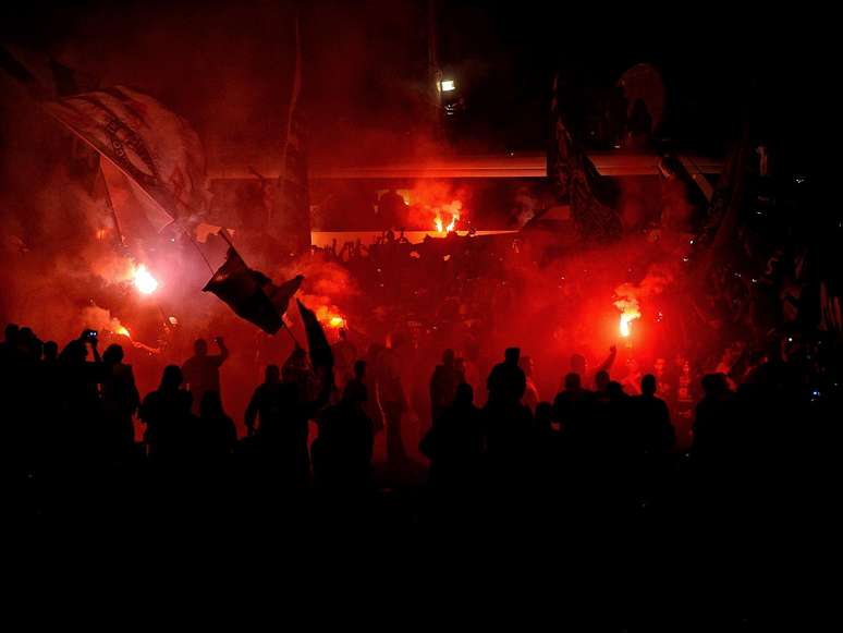 Torcida começou a fazer festa cedo no Aeroporto de Guarulhos, mas a chegada do ônibus com jogadores do Corinthians empolgou ainda mais os 15 mil presentes no local. Os atletas apareceram no estacionamento por volta das 23h (de Brasília) e saíram do ônibus para ver os corintianos. Único problema aconteceu por volta da 0h30, quando a torcida entrou em conflito com a polícia