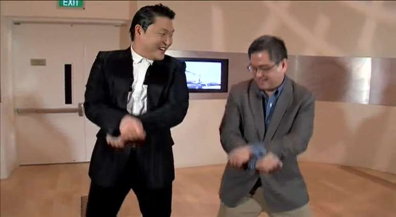 Psy ensinou a dança a repórter