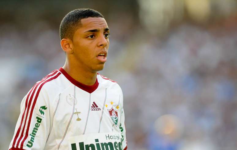 <p>Wallace se apresenta ao clube inglês no início de julho</p>