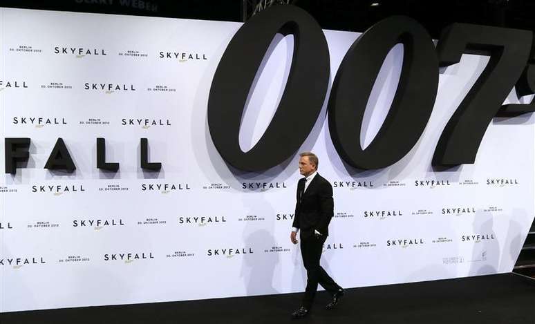 O ator Daniel Craig chega à premiere alemã do filme "Operação Skyfall", em Berlim. "Operação Skyfall", o 23º filme oficial de James Bond, tornou-se o filme de maior sucesso na história das bilheterias britânicas, arrecadando 94,3 milhões de libras (152 milhões de dólares), informaram seus produtores nesta quarta-feira. Foto de Arquivo. 30/10/2012