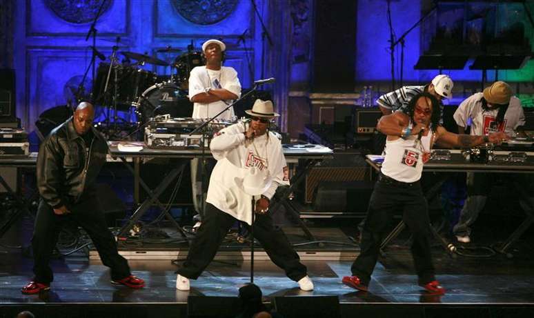 Grandmaster Flash (Joseph Saddler) (ao fundo) e Furious Five fazem performance na 22a cerim&ocirc;nia de introdu&ccedil;&atilde;o no hall da fama de Rock'n Roll, em Nova York. O sucesso de 1982 "The Message", de Grandmaster Flash e dos Furious Five, foi nomeada o maior can&ccedil;&atilde;o de hip hop de todos os tempos nesta quarta-feira, na primeira lista deste tipo compilada pela revista Rolling Stone para comemorar o g&ecirc;nero musical jovem, mas influente. Foto de Arquivo. 12/03/2007