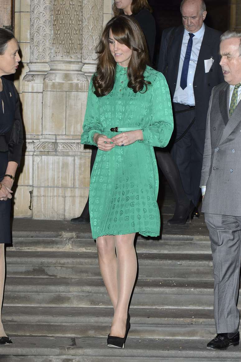 Kate Middleton usou um vestido verde esmeralda durante um evento em Londres