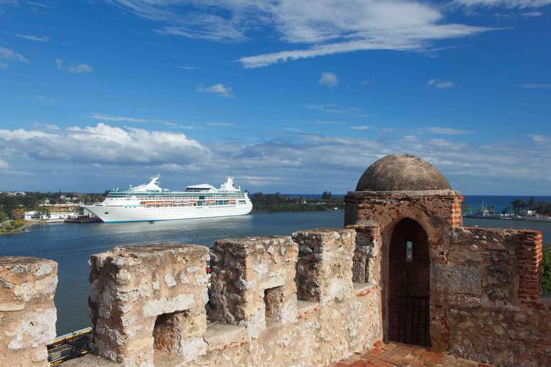Levantada pelos colonizadores espanhóis no começo do século 16, a Fortaleza Ozama é uma estrutura militar e imponente que forma um belo cartão-postal de Santo Domingo