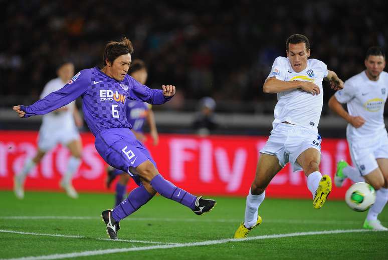 Volante Aoyama marcou um belo gol para o Hiroshima com um chute forte de fora da área