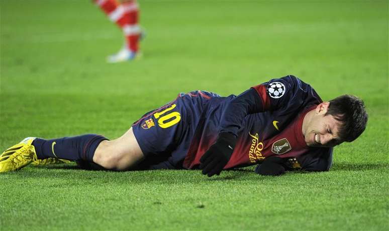 Lionel Messi, do Barcelona, reage após ser lesionado em partida contra o Benfica no estádio de Nou Camp em Barcelona. 5/12/2012