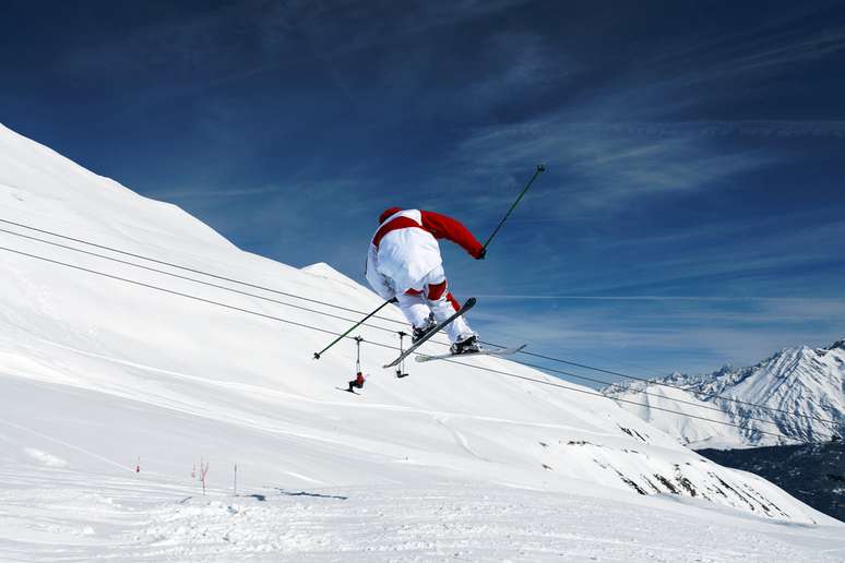 A estação de Valle Nevado fica a apenas 30km de Santiago e é a maior área esquiável do hemisfério sul, com 900 hectares. Partindo da capital chilena é possível chegar ao local de carro em menos de uma hora ou de helicóptero em 15 minutos. O conjunto turístico conta com três hotéis (um deles cinco estrelas), completa infraestrutura para esqui e snowboard, restaurantes da mais alta qualidade e bares com ambientes convidativos