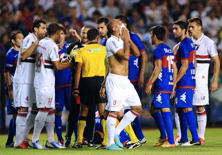 Atacante foi expulso ainda no primeiro tempo, deixando São Paulo com dez jogadores em campo