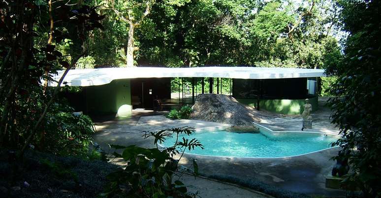 Oscar Niemeyer desenhou seu próprio lar, a Casa das Canoas, no Rio de Janeiro, que é um exemplo da brasilidade de seus projetos residenciais, preocupados em criar espaços lúdicos e valorizar a natureza e uma boa ventilação