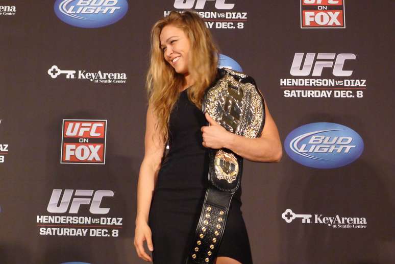 Ronda Rousey foi confirmada como a primeira campeã feminina da história do UFC. A musa luta na categoria dos galos