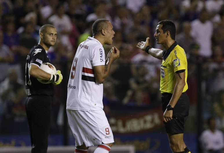 Luís Fabiano foi expulso no início da partida de ida contra o Tigre, na Argentina, e não jogará a volta<br />