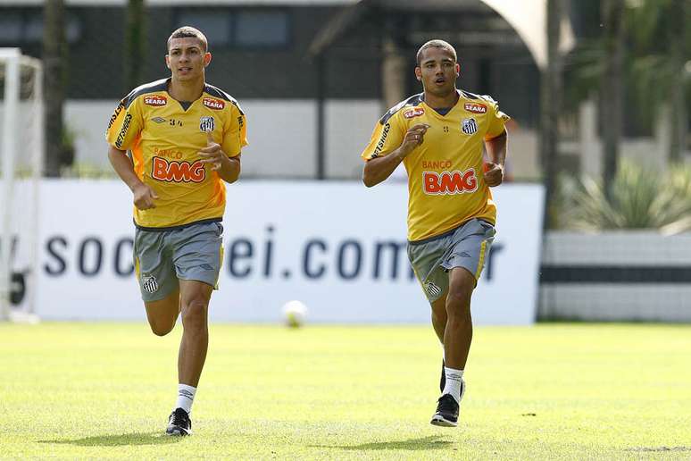 Adriano (à dir.) quer estender vínculo com o Santos