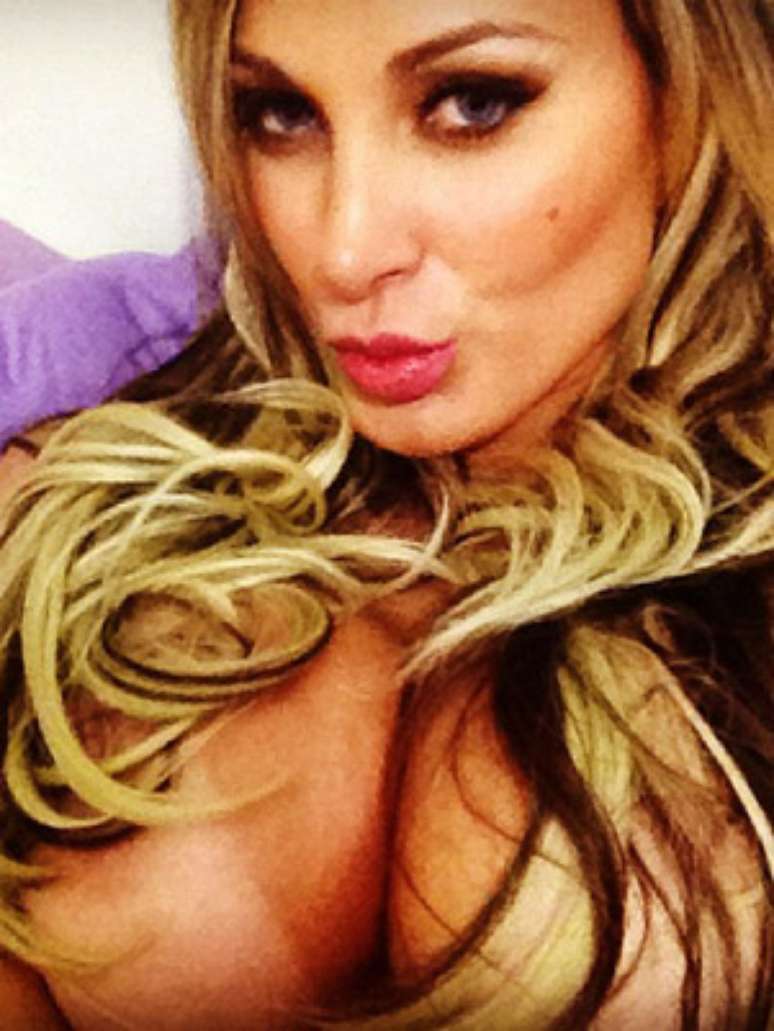 Andressa Urach usou o cabelo para cobrir os seios e foto postada Twitter