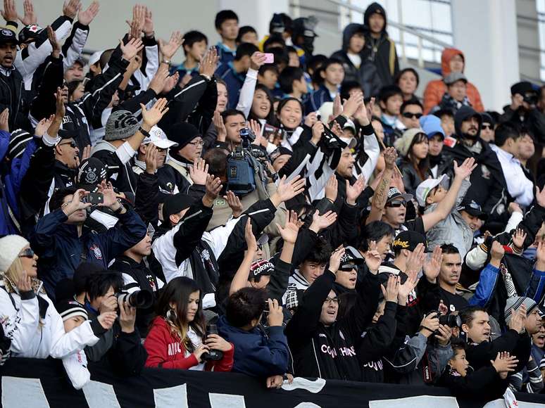 Torcida corintiana compareceu com mais de 700 pessoas para treino deste sábado no Japão