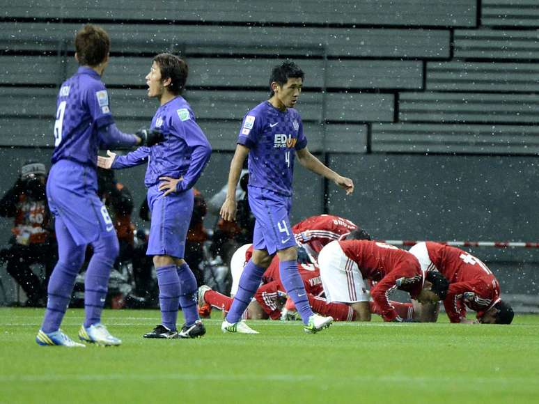 Equipe do Al Ahly faz comemoração emocionada na vitória sobre o Sanfrecce Hiroshima