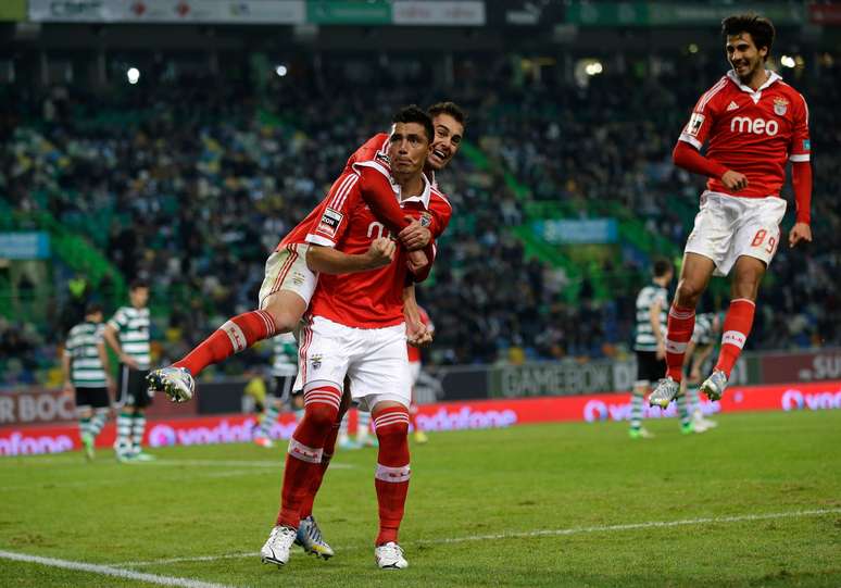 Com dois gols de Óscar Cardozo, o Benfica triunfou no clássico lisboeta e se igualou ao Porto na ponta