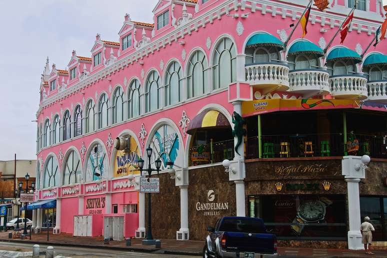 Além das praias e atrações naturais, Aruba também oferece ótimas opções para quem quer fazer compras. Na capital, Oranjestad, há vários shoppings, como o Royal Plaza Mall (acima), que vendem produtos isentos de impostos ou pouco taxados