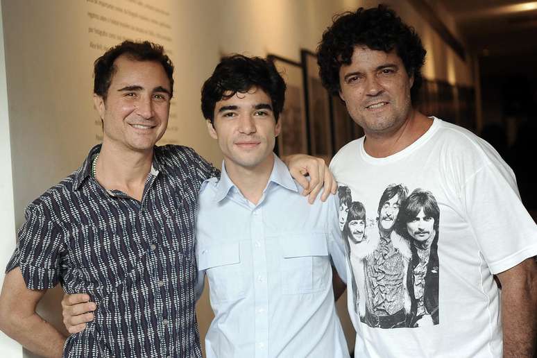 Caio Blat posa entrre os colegas de elenco Felipe Camargo (dir) e João Miguel (esq)