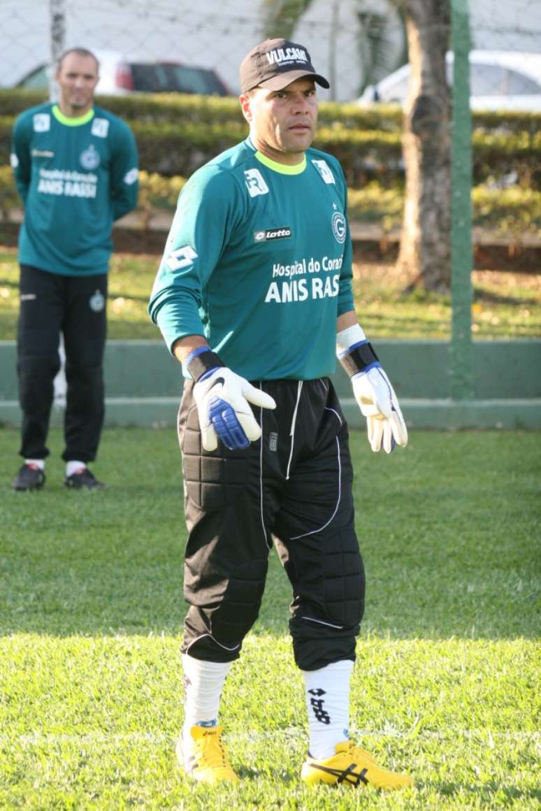 Goleiro trabalhará no Goiás até o fim de 2014; clube ainda aguarda negociação com Renan, do Inter