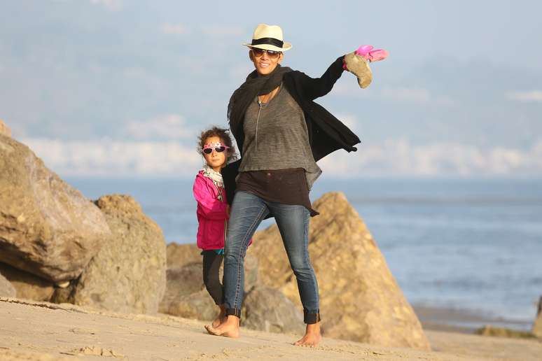 Halle Berry aproveitou o domingo ao lado da filha, em praia de Malibu