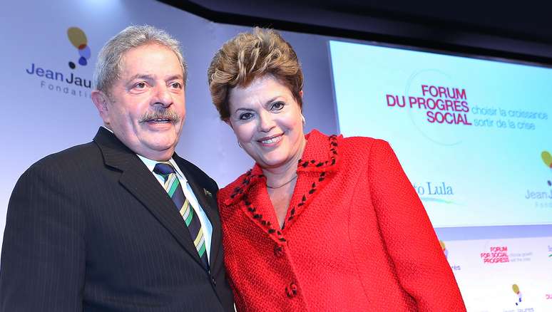 Ontem, o ex-presidente Lula e a presidente Dilma Rousseff estiveram presentes na abertura de um fórum na capital francesa