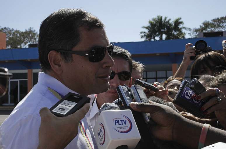 Rafael Correa conversa com jornalistas ao desembarcar no aeroporto José Marti, em Havana, na segunda-feira