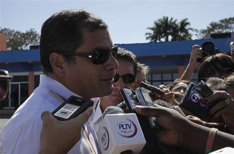 O presidente do Equador, Rafael Correa, fala com a mídia na chegada ao aeroporto Jose Marti, em Havana. 10/12/2012