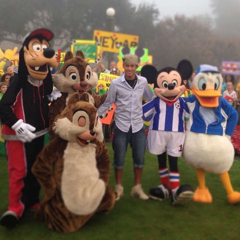De f&eacute;rias, Neymar est&aacute; nos Estados Unidos, onde passeia e conhece os parques da Disney em Orlando, na Fl&oacute;rida; o jovem jogador vem publicando imagens da viagem nas redes sociais