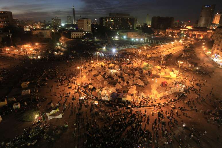 Manifestantes ocupam a Praça Tahrir durante a madrugada desta terça-feira