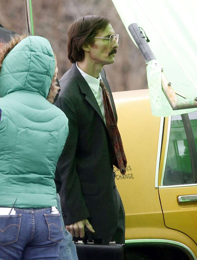 Matthew McConaughey foi clicado ainda mais magro no set de filmagem do longa 'Dallas Buyers Club', em Nova Orleans, nos Estados Unidos