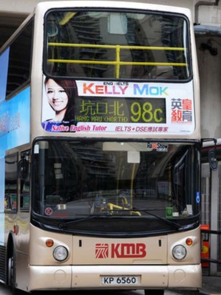 Ônibus com cartaz promovendo aulas com a professora Kelly Mok